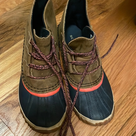 Sorel waterproof shoes - Picture 1 of 5
